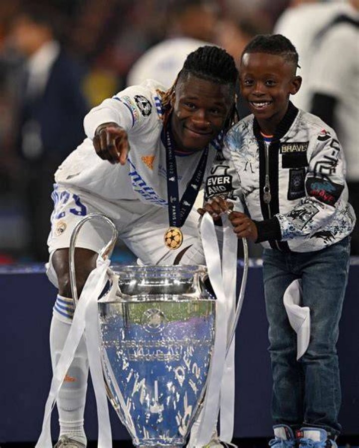Does Eduardo Camavinga have a son? HALFWAY LINE