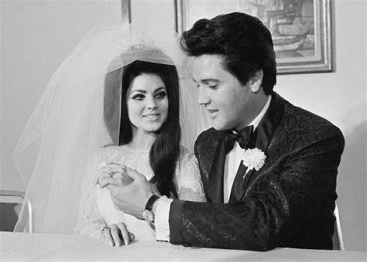 ELVIS PRESLEY AND WIFE PRISCILLA WITH LISA MARIE IN 1968 8X10 PHOTO