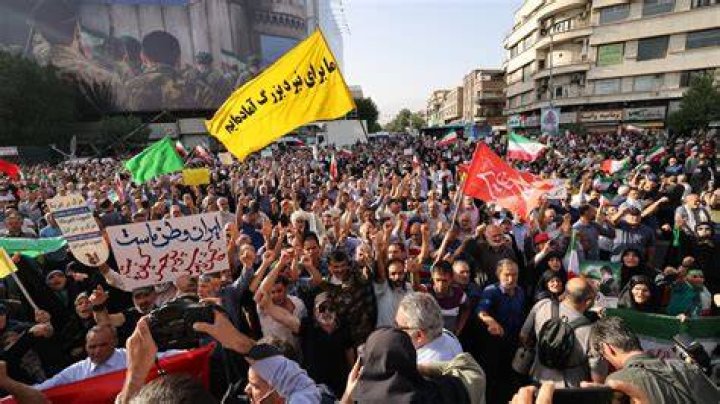 En Iran, des &eacute;coli&egrave;res manifestent et d&eacute;fient la r&eacute;pression The Times