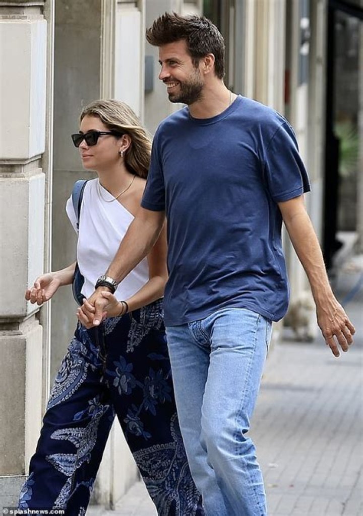 Gerard Piqu&eacute; and new girlfriend Clara Chia Marti &lsquo;awkward&rsquo; as they step