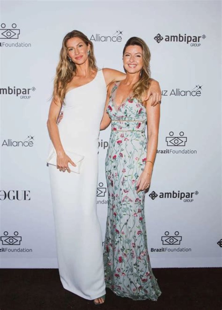 Gisele B&uuml;ndchen Makes Rare Red Carpet Appearance with Twin Sister