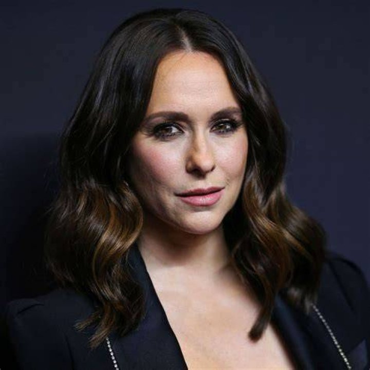 Jennifer Love Hewitt Goes Makeup Free While Flaunting a Bigger Baby