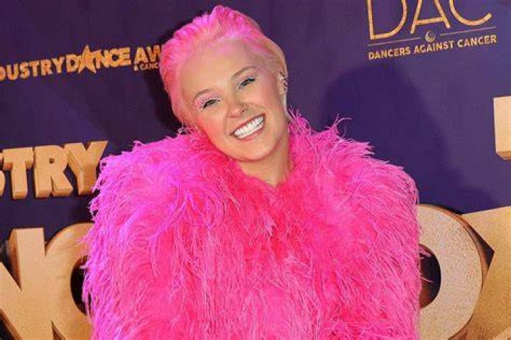 JoJo Siwa Rocks Hot Pink Hair on the Red Carpet See Her Transformation!