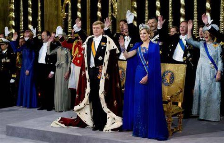 Kopie inhuldigingsjurk van M&aacute;xima in nieuwe Netflix film Beau Monde