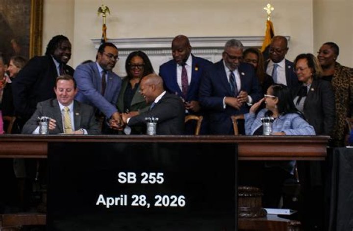 Lawmakers debate royalty rights over songs played on broadcast radio