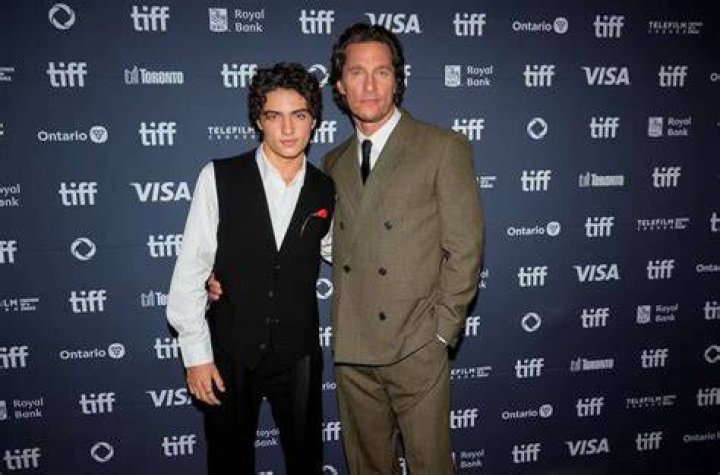 Levi, filho mais velho de Camila Alves e Matthew McConaughey cria conta