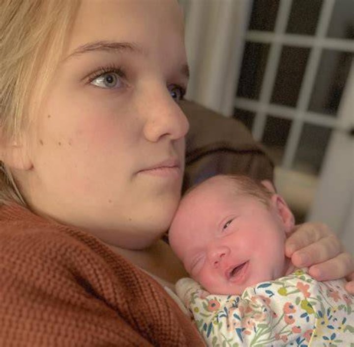 Liz Johnston Gives Baby Leighton 7 Weeks Old Update, Video