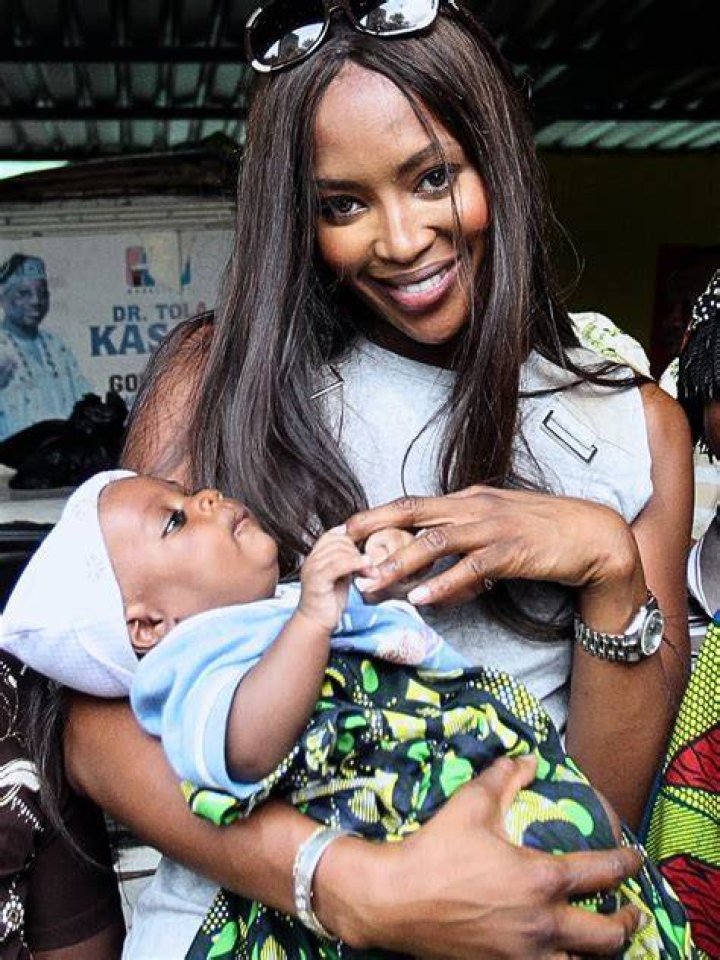 Naomi Campbell takes baby daughter to Paris' top art museums